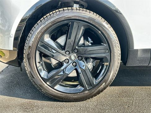 Used 2024 Land Rover Discovery Metropolitan Edition image 10