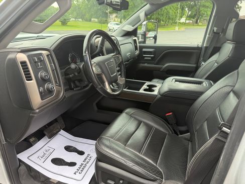 Used 2019 GMC Sierra 2500 Denali w/ Duramax Plus Package AWD/4WD image 22
