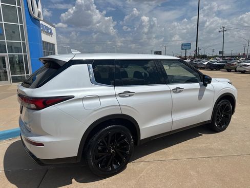 Used 2023 Mitsubishi Outlander SE image 15