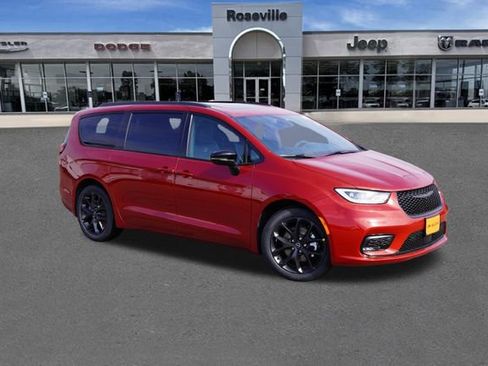 New 2026 Chrysler Pacifica Limited w/ S Appearance Package image 2