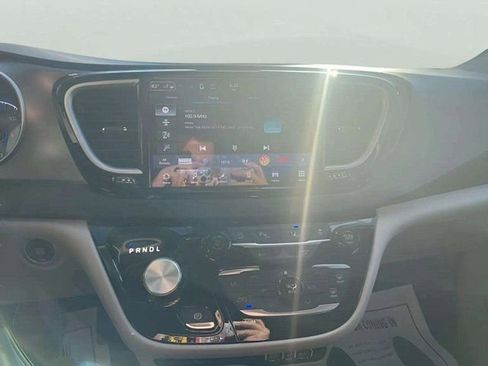 Used 2024 Chrysler Pacifica Touring-L image 7