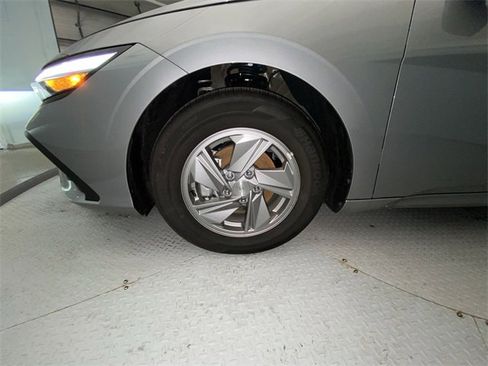 Used 2025 Hyundai Elantra SE w/ Cargo Package image 10