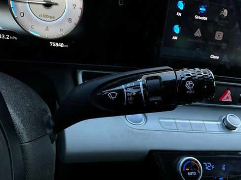 Used 2021 Hyundai Elantra Limited image 39