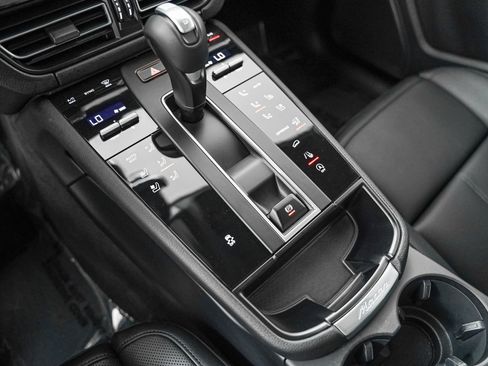 Certified 2026 Porsche Macan AWD/4WD image 20