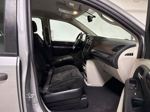 Used 2015 Dodge Grand Caravan American Value Package w/ UConnect Hands-Free Group FWD image 20