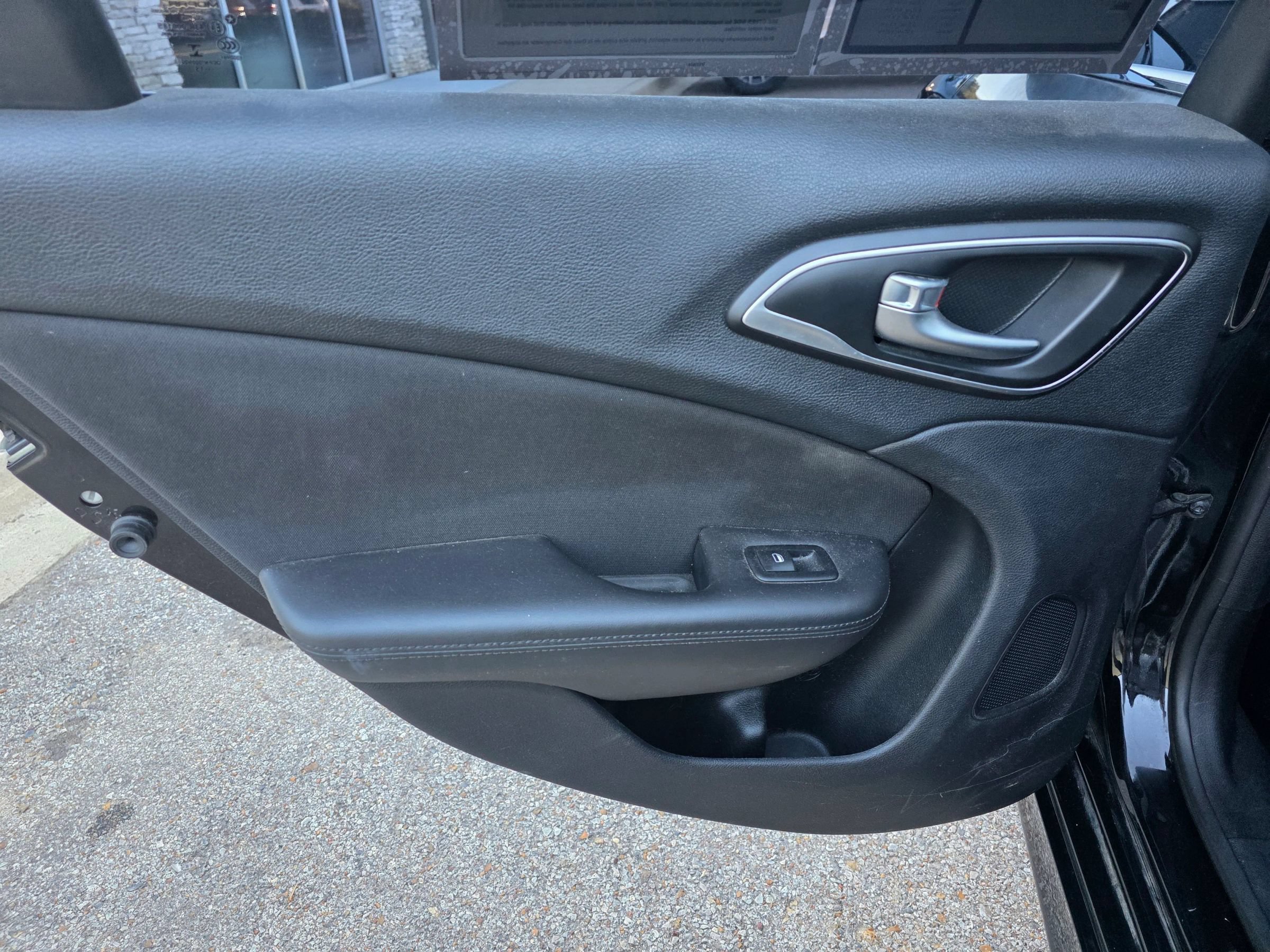 Used 2016 Chrysler 200 Limited FWD image 10