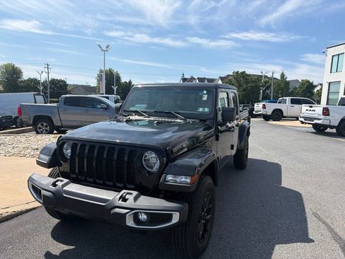 Used 2023 Jeep Gladiator Sport AWD/4WD image 1