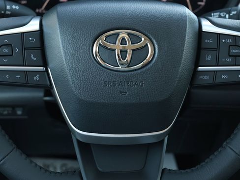 New 2026 Toyota Sienna XLE image 18