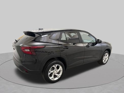 Used 2024 Chevrolet Trax LS w/ LS Convenience Package FWD image 4