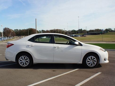 Used 2018 Toyota Corolla LE image 18