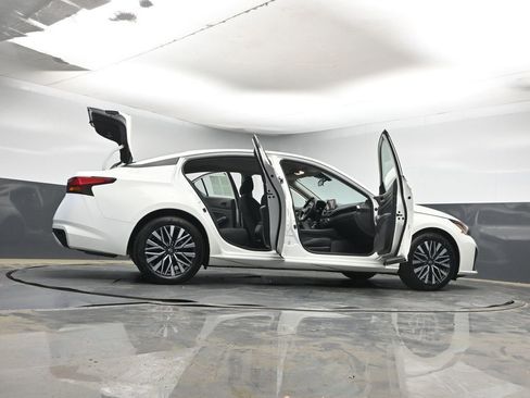Used 2025 Nissan Altima 2.5 SV FWD image 43