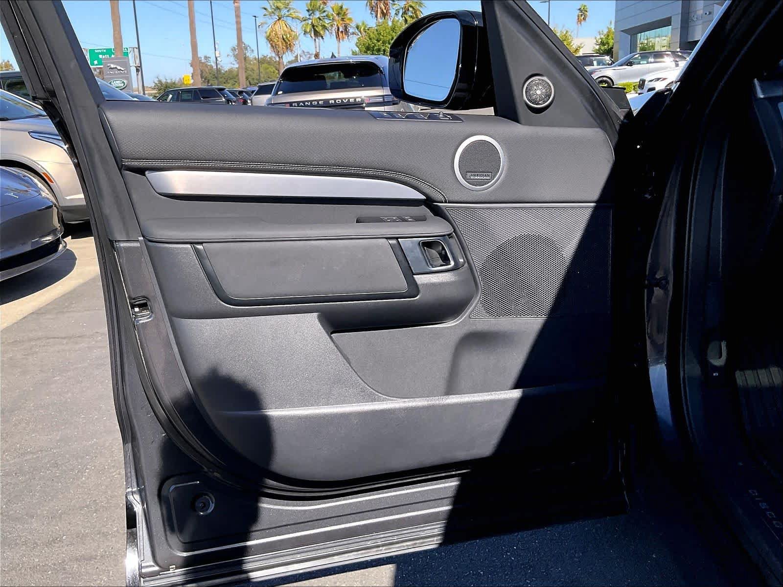 Used 2025 Land Rover Discovery Dynamic SE AWD/4WD image 26
