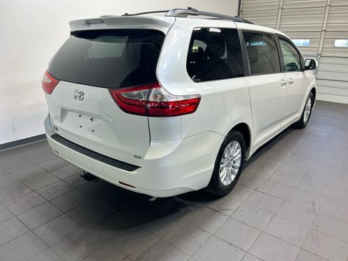 Used 2015 Toyota Sienna XLE FWD image 3