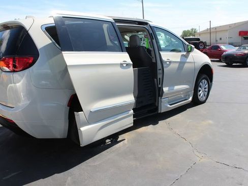 Used 2017 Chrysler Pacifica Touring-L FWD image 14