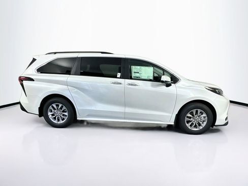 New 2026 Toyota Sienna XLE FWD image 10