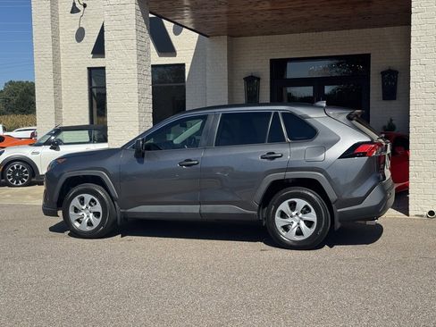 Used 2021 Toyota RAV4 LE image 7