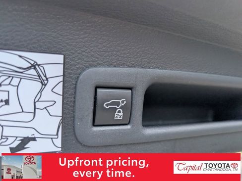 Used 2021 Toyota Sienna XSE FWD image 11