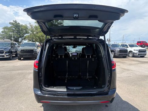 Used 2025 Chrysler Pacifica Limited FWD image 7