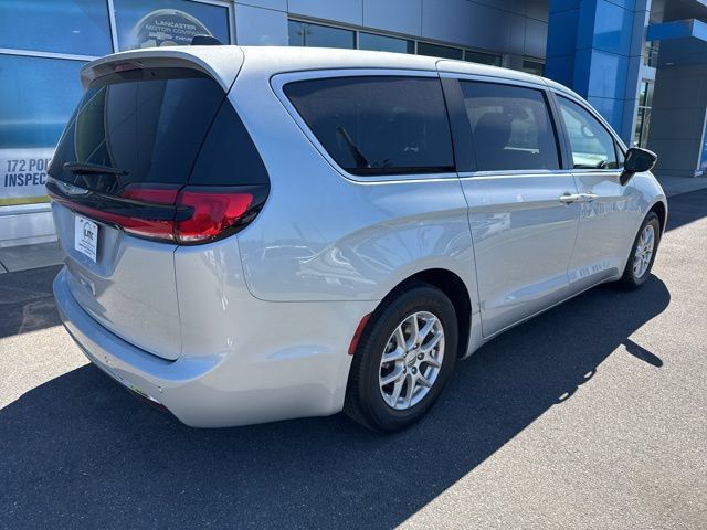 Used 2024 Chrysler Pacifica Touring-L FWD image 6