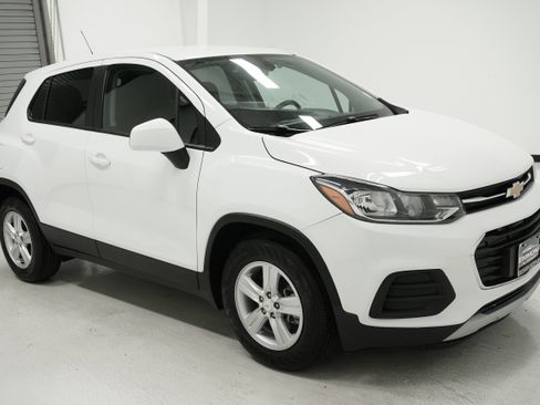 Used 2022 Chevrolet Trax LS w/ Tint and Cruise Package image 3