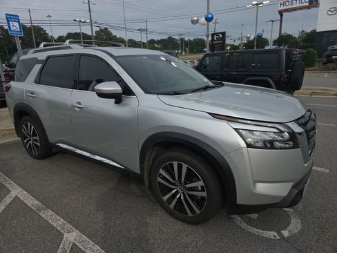 Used 2025 Nissan Pathfinder Platinum FWD image 2