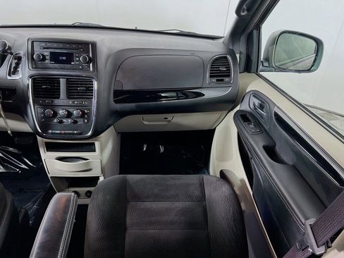 Used 2016 Dodge Grand Caravan SE image 20