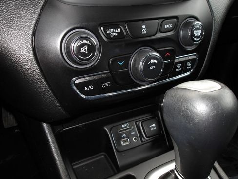 Used 2018 Jeep Cherokee Latitude Plus w/ Cold Weather Group image 14