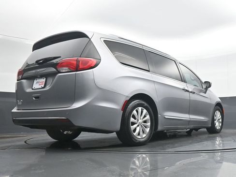 Used 2019 Chrysler Pacifica Touring-L image 31