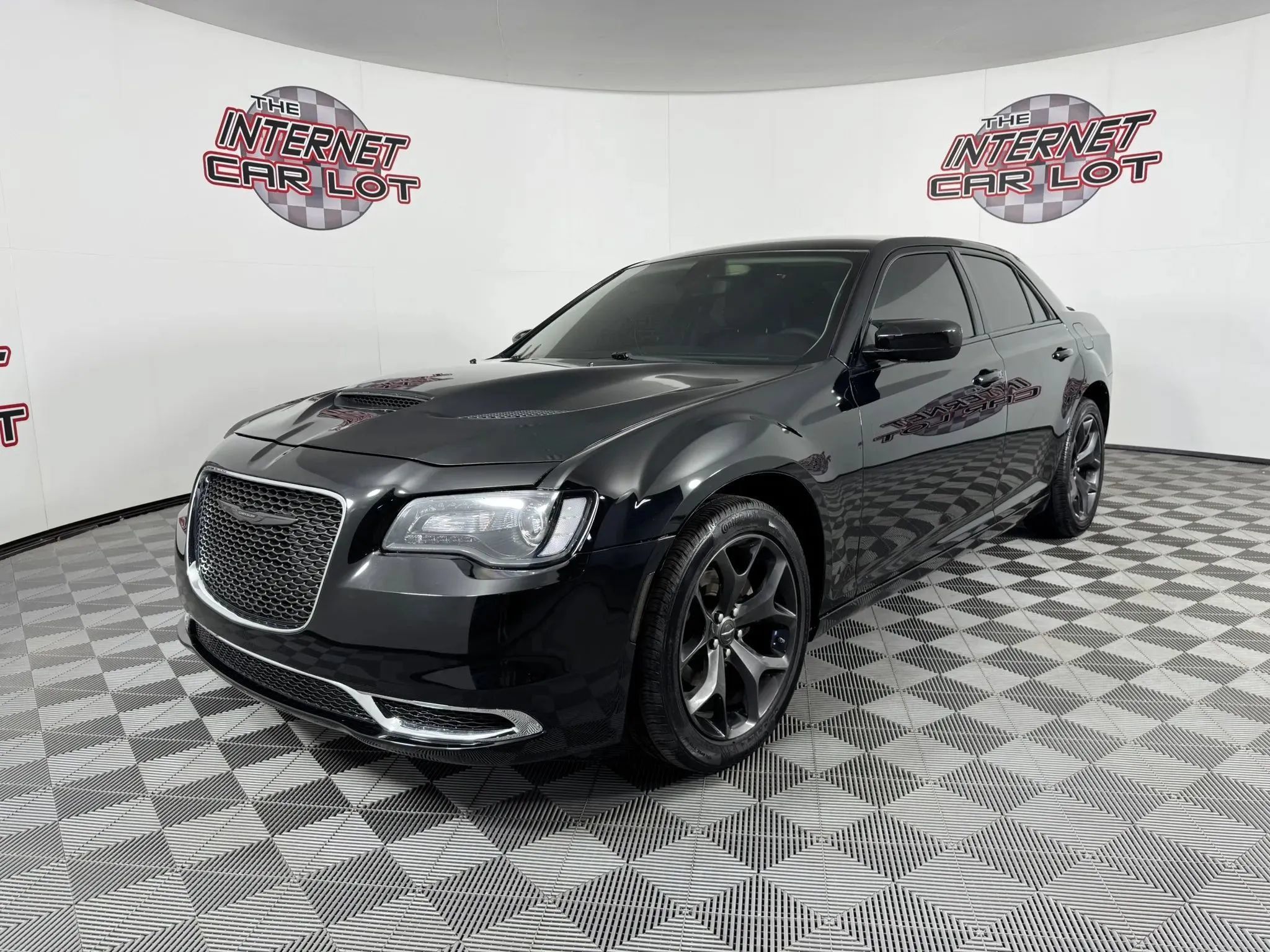 Used 2023 Chrysler 300 Touring w/ Sport Appearance Package RWD image 3