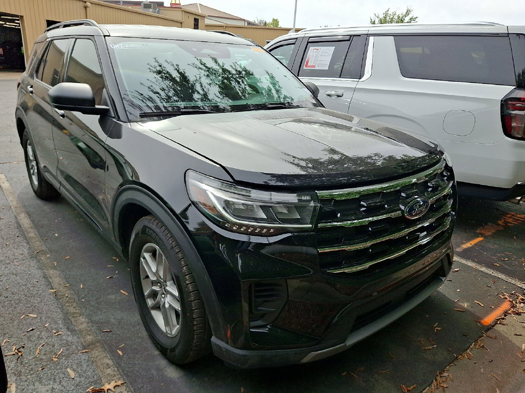 Used 2026 Ford Explorer Active RWD image 2