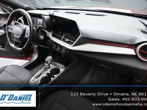 Used 2024 Chevrolet Trax RS w/ Sunroof Package FWD image 41