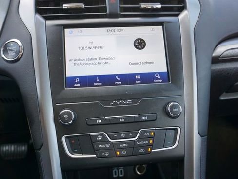 Used 2020 Ford Fusion SE image 4