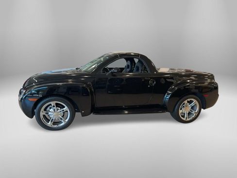 Used 2006 Chevrolet SSR w/ Preferred Equipment Group image 2