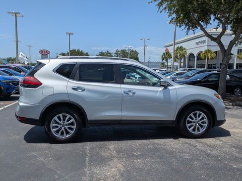 Used 2019 Nissan Rogue SV FWD image 3