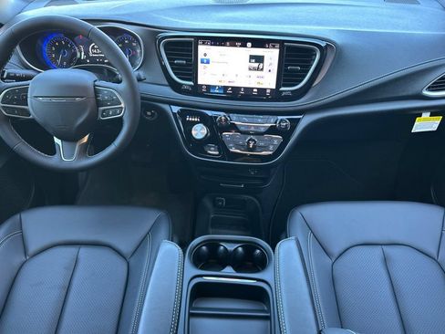 New 2027 Chrysler Pacifica Select FWD image 13