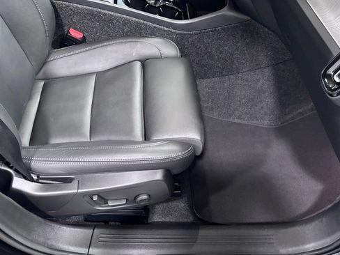 Certified 2025 Volvo XC40 B5 Plus AWD/4WD image 18