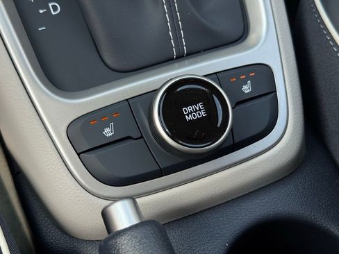 Used 2025 Hyundai Venue Limited image 28