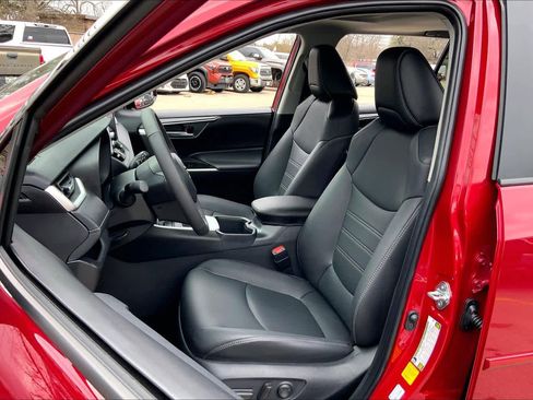 Used 2025 Toyota RAV4 XLE Premium image 8