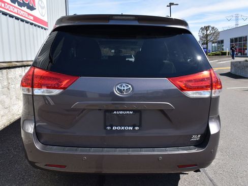 Used 2013 Toyota Sienna XLE w/ Premium Pkg image 6