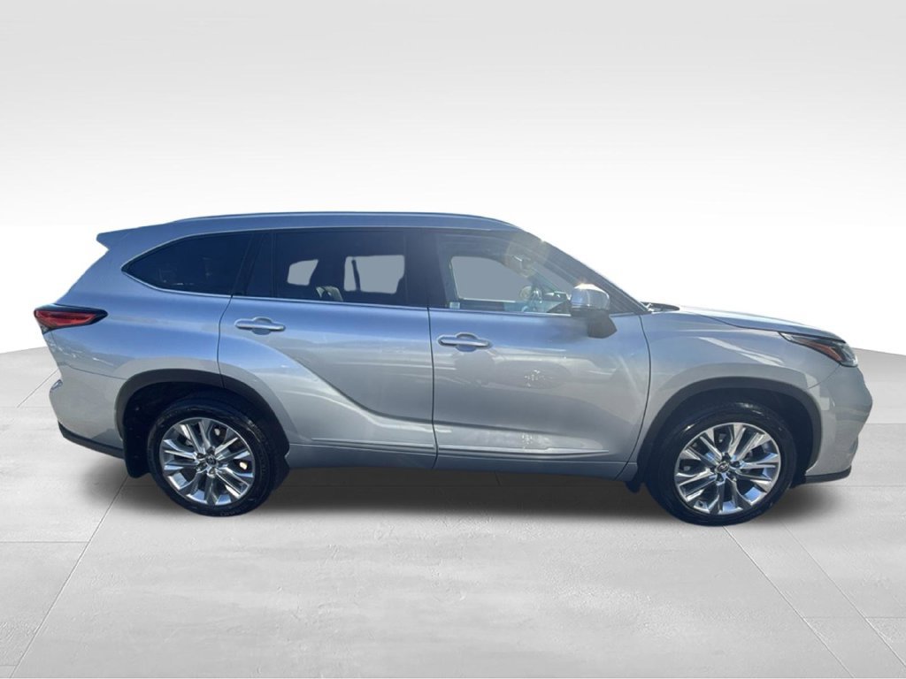 Used 2022 Toyota Highlander Limited AWD/4WD image 2