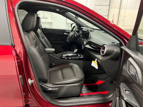 Used 2025 Chevrolet Trax RS w/ Sunroof Package image 42