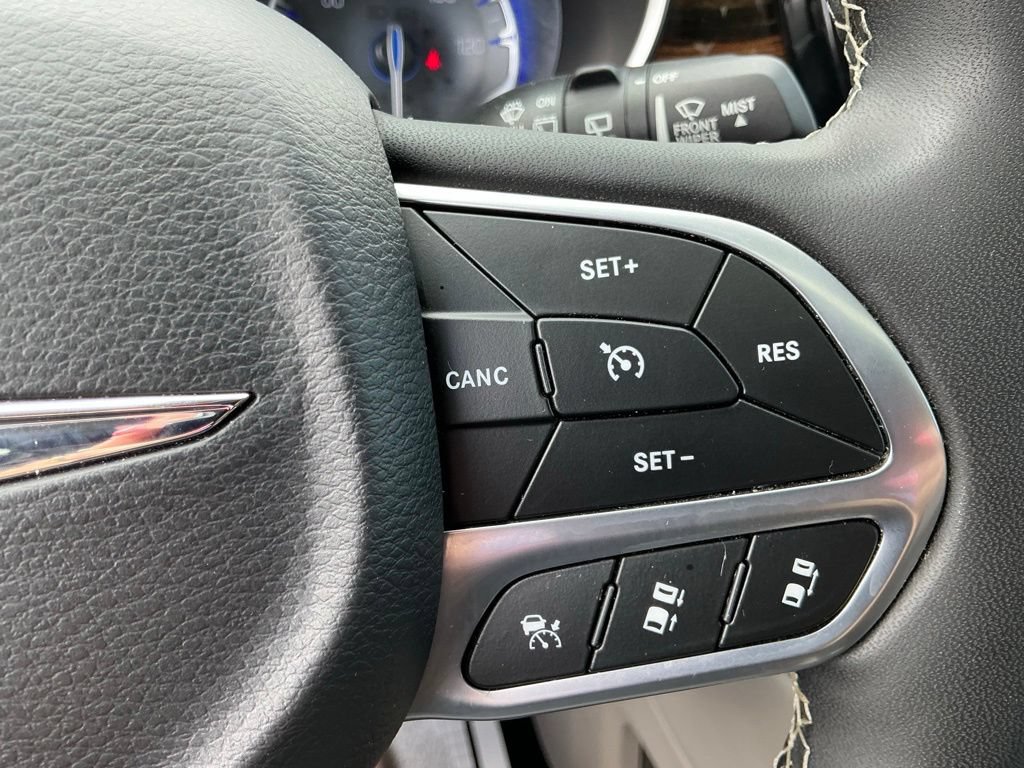 Used 2023 Chrysler Pacifica Limited FWD image 36