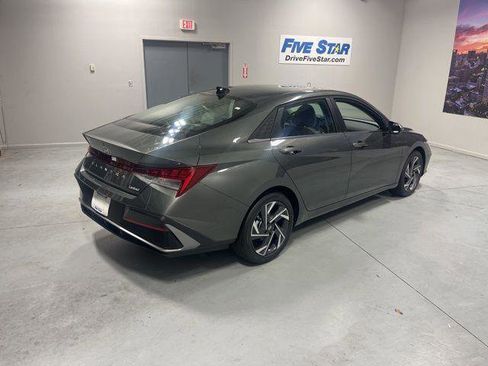 New 2025 Hyundai Elantra Limited FWD image 5
