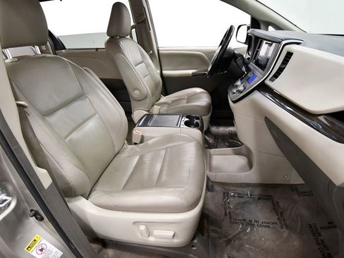 Used 2015 Toyota Sienna XLE image 17