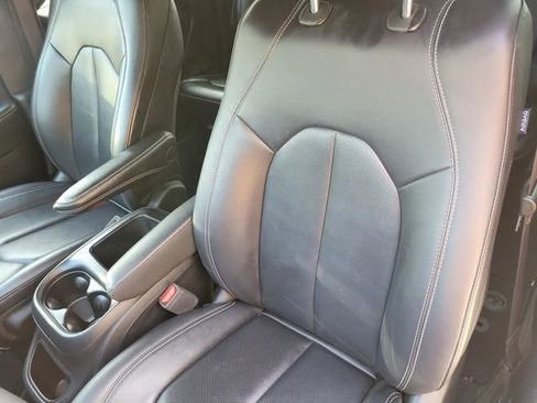 Used 2025 Chrysler Pacifica Select FWD image 12