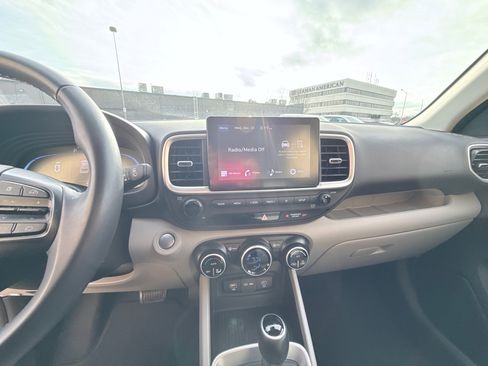Used 2024 Hyundai Venue SEL image 17