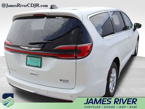 Used 2023 Chrysler Pacifica Touring-L FWD image 5