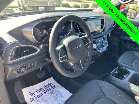New 2026 Chrysler Pacifica Select image 15