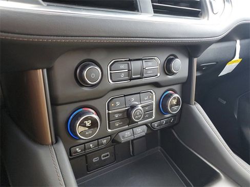 Used 2024 Chevrolet Suburban High Country image 19