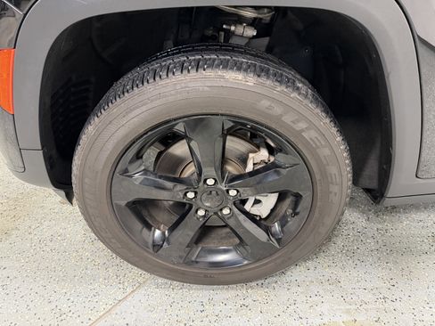 Used 2024 Jeep Grand Cherokee L Altitude image 32